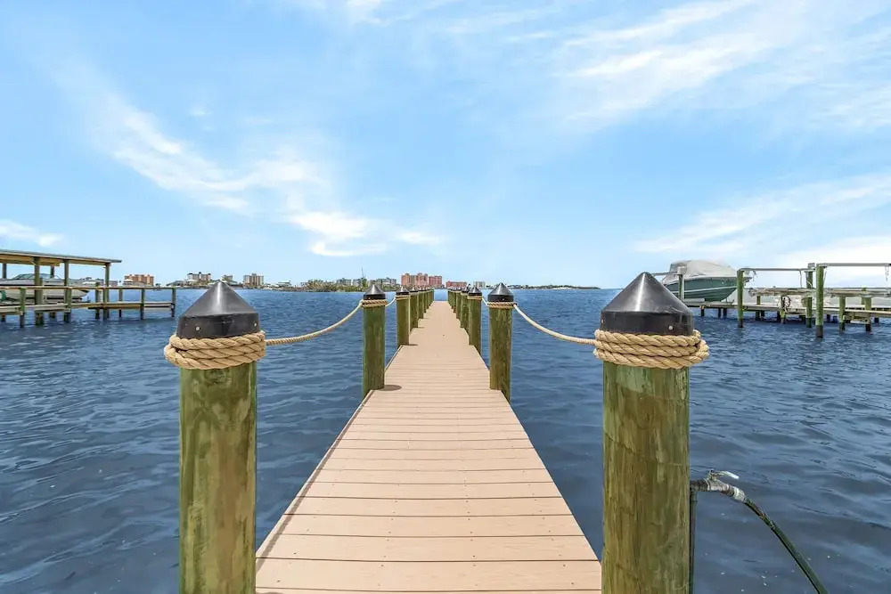 793 Shoreline Estate: 6bd/6br, Luxurious Pool Home On The Water! 6 Bedroom Home