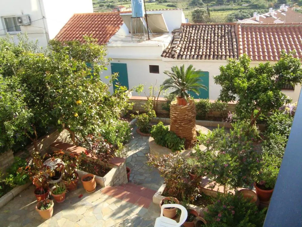 Green Hill Studios & Apartments