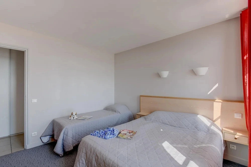 Seaview Stay for 5 Guests in Loire