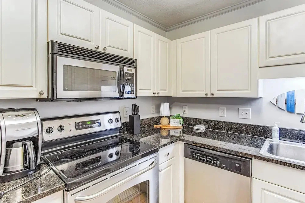 Golf Cart & Pool Access! Condo in Myrtle Beach