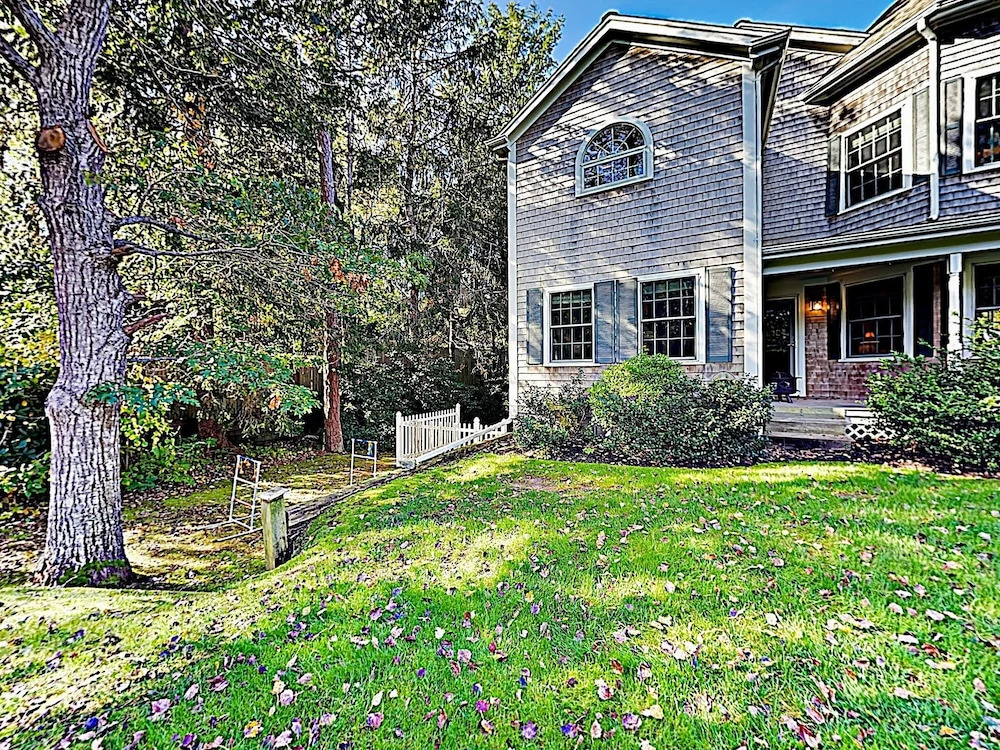 New Listing! Spacious Victorian - Walk To Beach 3 Bedroom Home