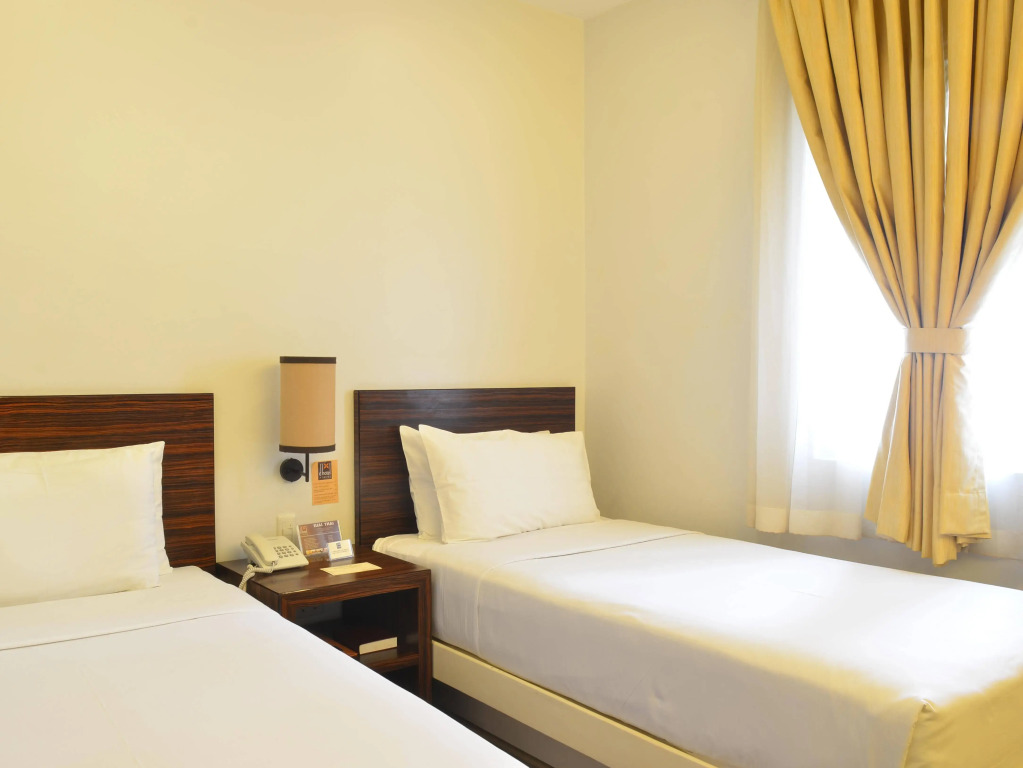 DHotel & Suites
