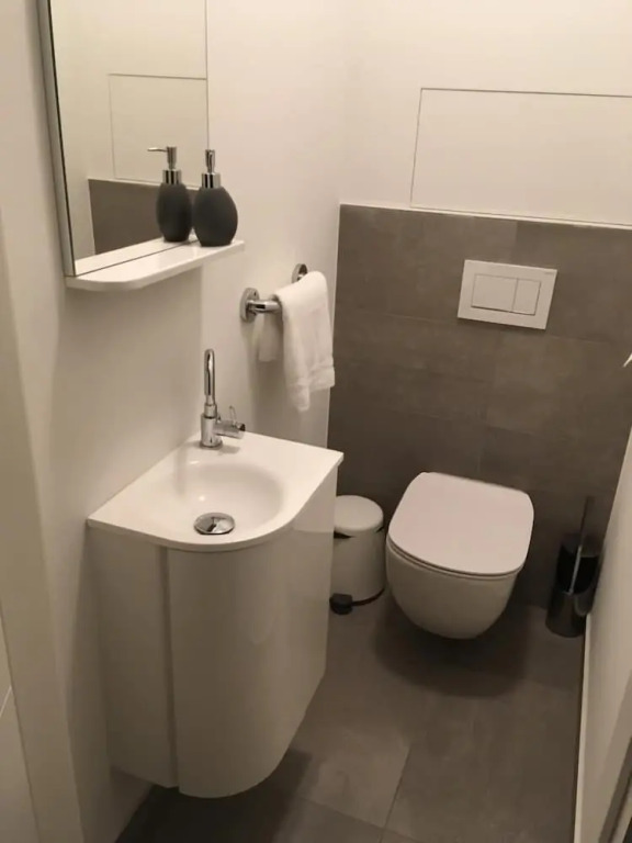 Modern 3 Beds In Convenient Location - Parking