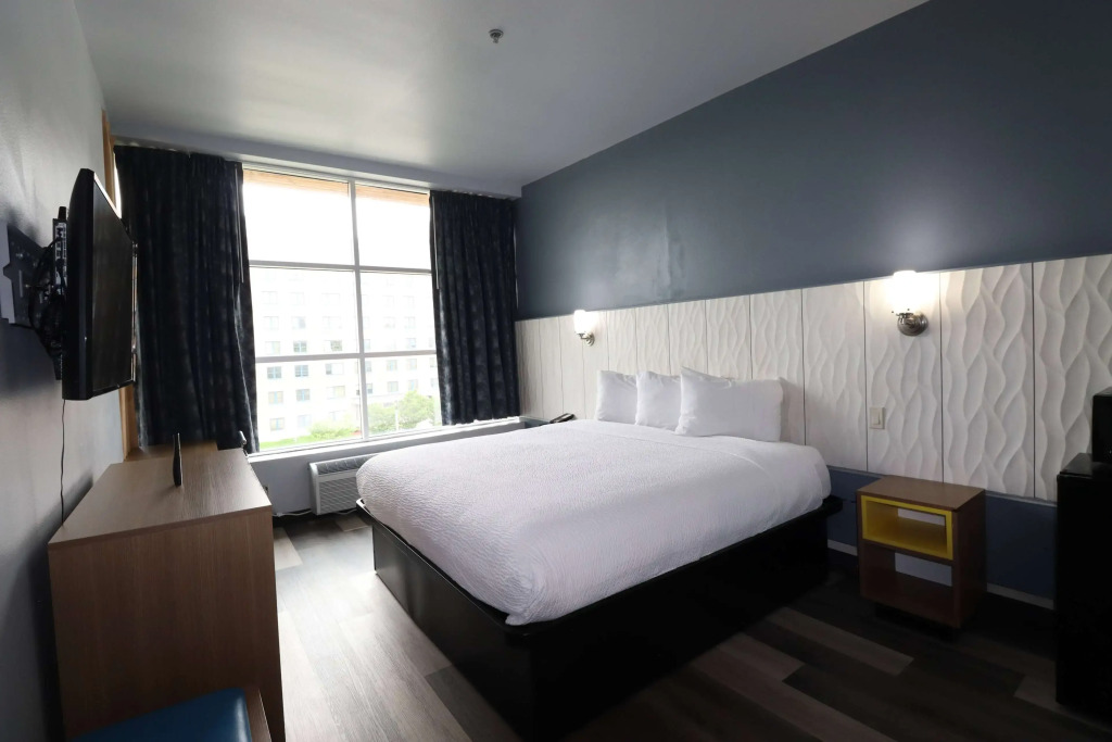 Days Inn & Suites by Wyndham Milwaukee