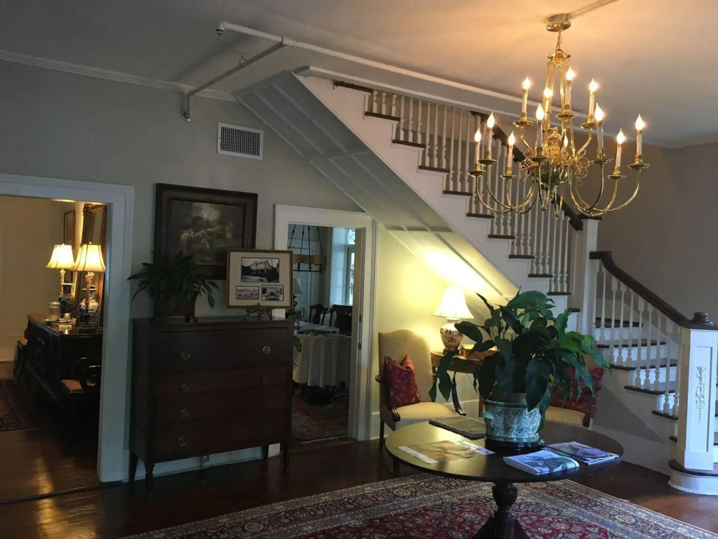 Carriage House Inn