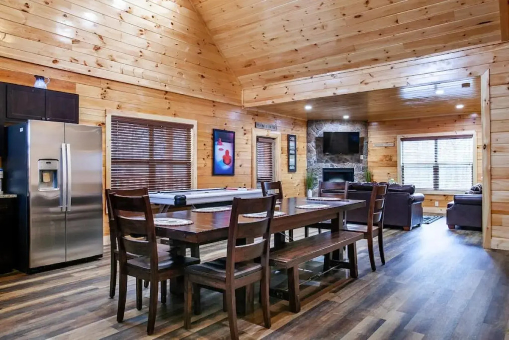 Swimming Bears Lodge Two Cabins with Pools and HotTubs