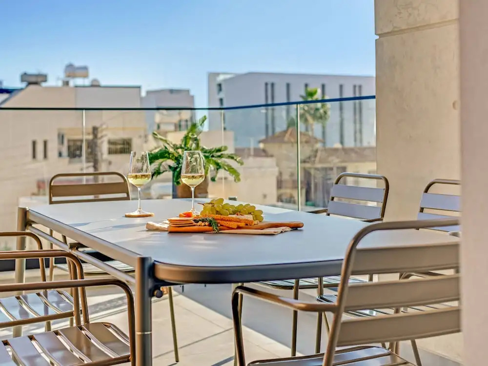 Sanders Crystal 1 - Delightful 2-bdr Apt With Shared Pool