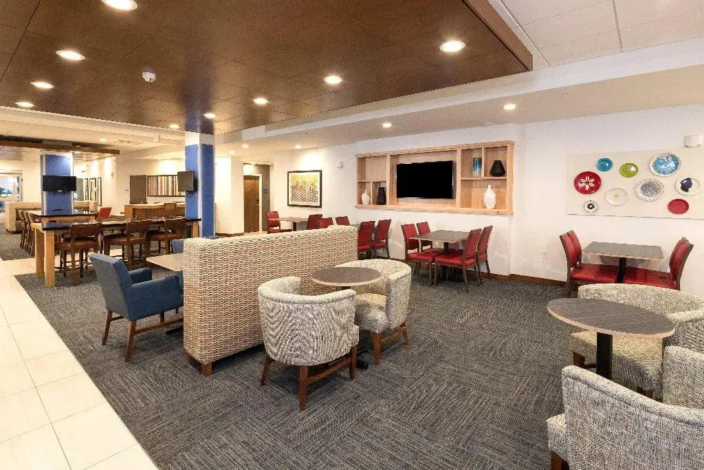 Holiday Inn Express Hotel & Suites Bay City by IHG
