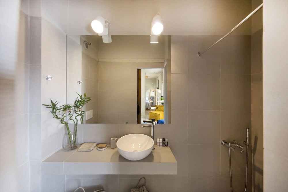 Stylish Sunny Apartment 1 stop to City Center by VillaRentalsgr