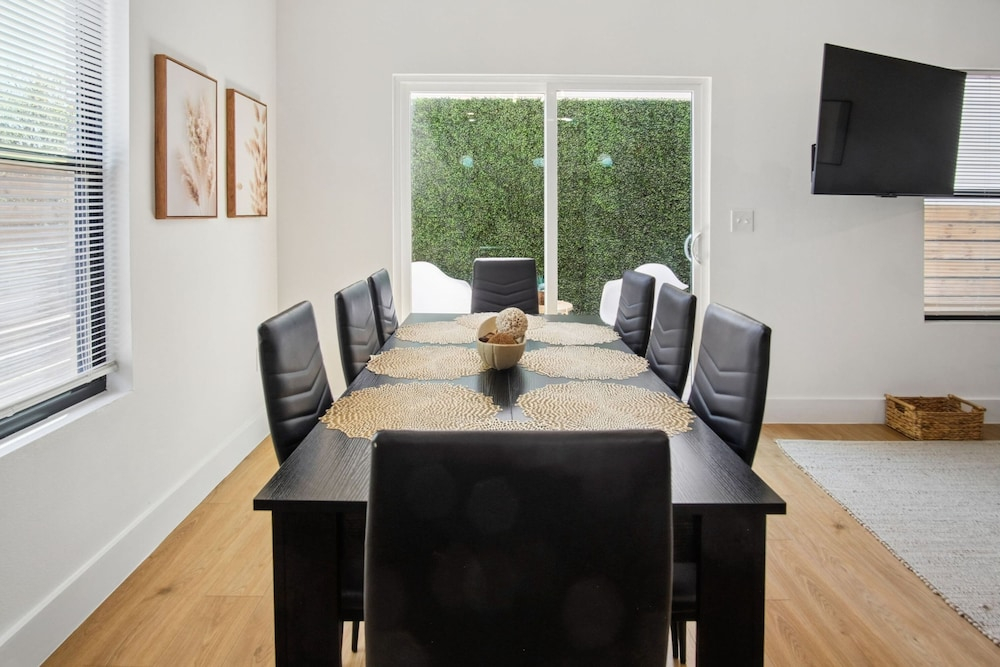 Stylish Downtown Retreat Near the Alamodome