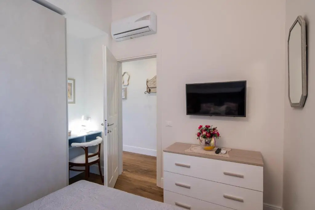 Oltrarno Lily Suite