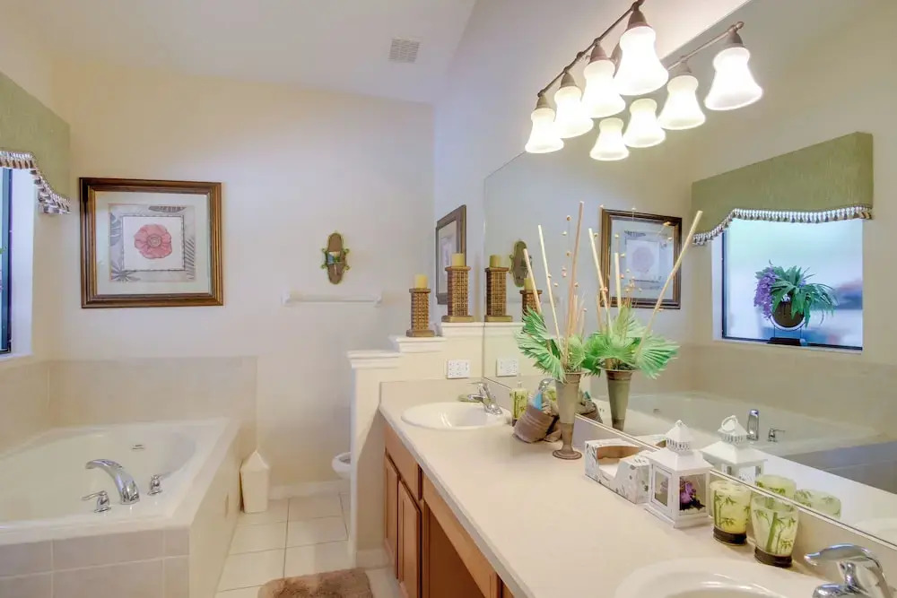 Sunny Villa w/ Lanai: 17 Mi to Disney