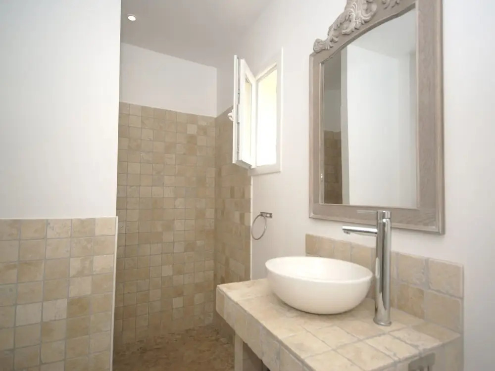 Recently Built Villa With Shared Swimming Pool Near the Village of Piolenc