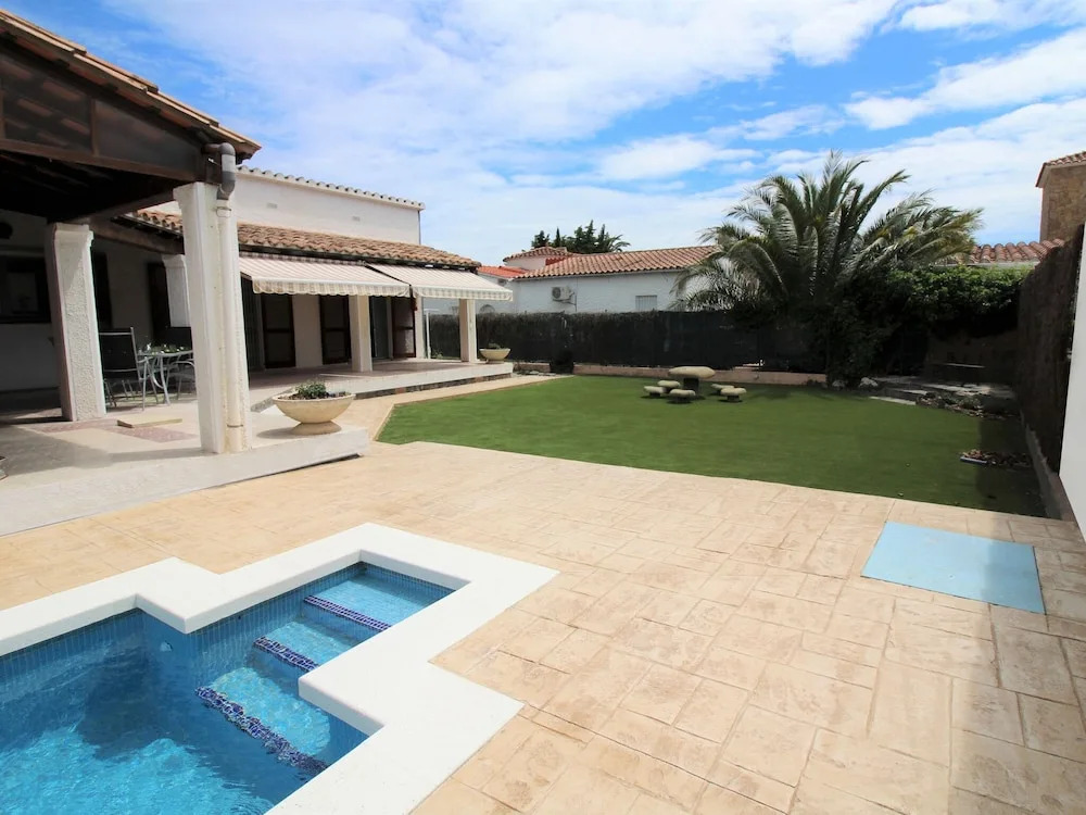 Alluring Holiday Home in Empuriabrava With Pool