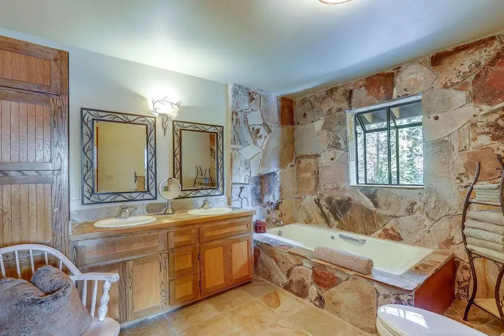 Spacious Tahoe Vista Cabin: Hot Tub, Walk to Beach