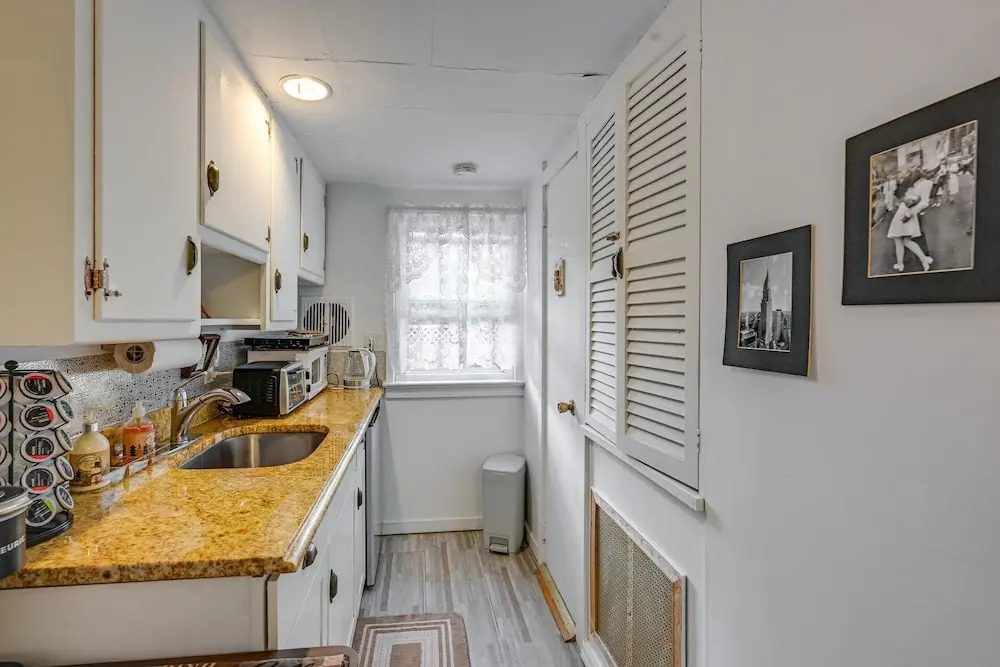 Pet-friendly Great Neck Home ~ 1 Mi to Kings Point
