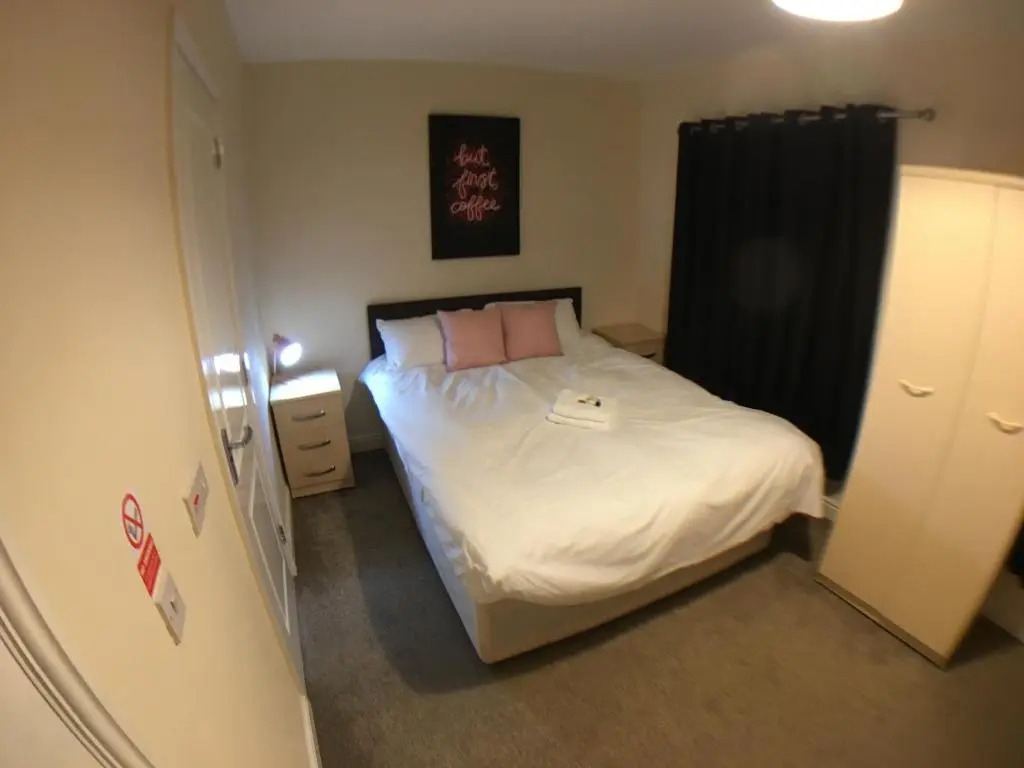 Very LARGE House, 6 beds, 4 bedrooms, 3 Bathrooms, 5 Smart TV's & VAN PARKING
