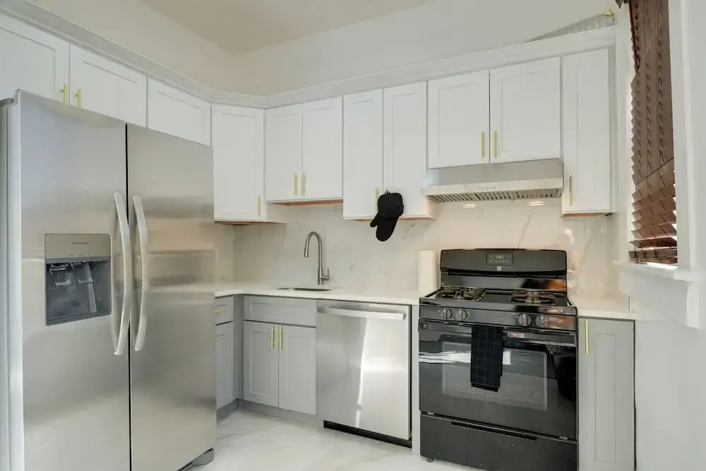 Walk to Churchill Downs: Pet-friendly Retreat!