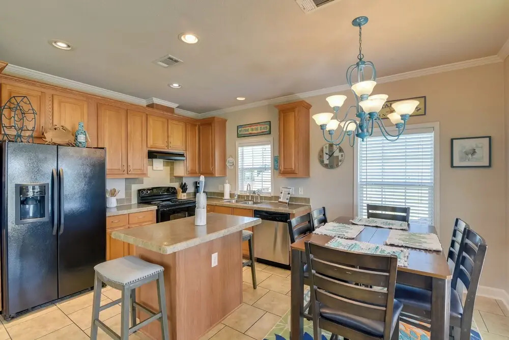 Walk to Shore! Coastal Family Gem in Crystal Beach