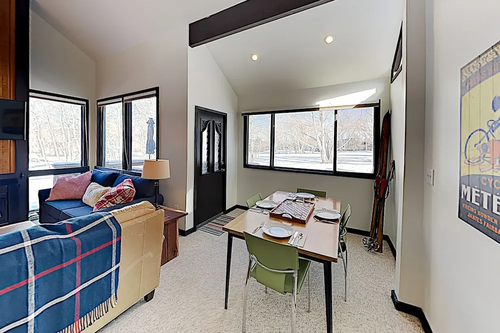 New Listing! Chic W/ Pool - Walk To Lifts 2 Bedroom Condo