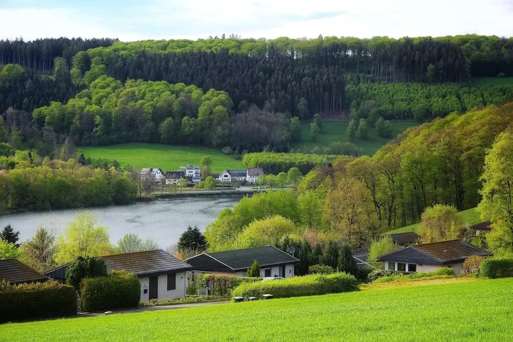 Ruhiger Bungalow am Hennesee mit Terrasse