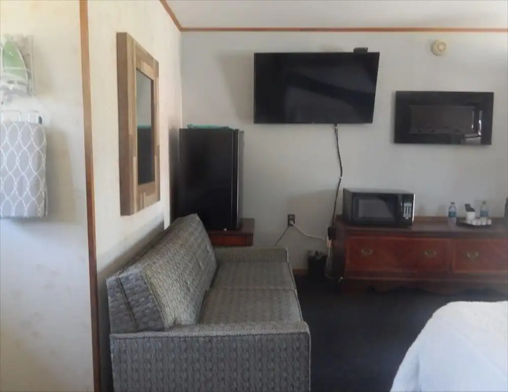 Cedar Village Motel