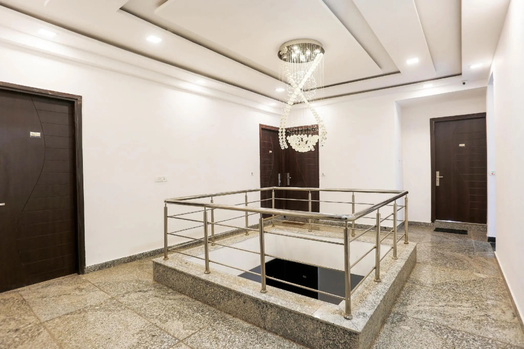 OYO Townhouse 683 Royal Inn