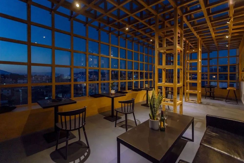 Xiang Yin Liu Su Inn