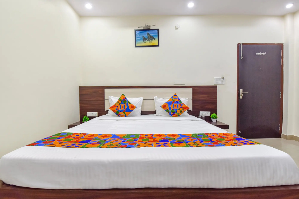 FabHotel Pink Cozzy