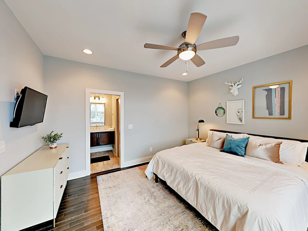 Summit Ave Townhouse 3 Bedrooms 3.5 Bathrooms Townhouse