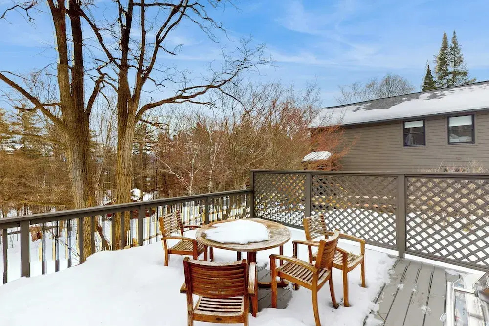 2 Mins to Lake Park, Beach & Town! Cozy Cottage