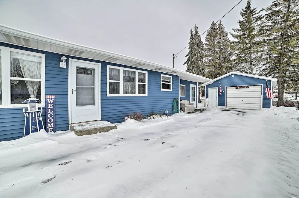 Cozy Houghton Lake Heights Cottage w/ Private Yard