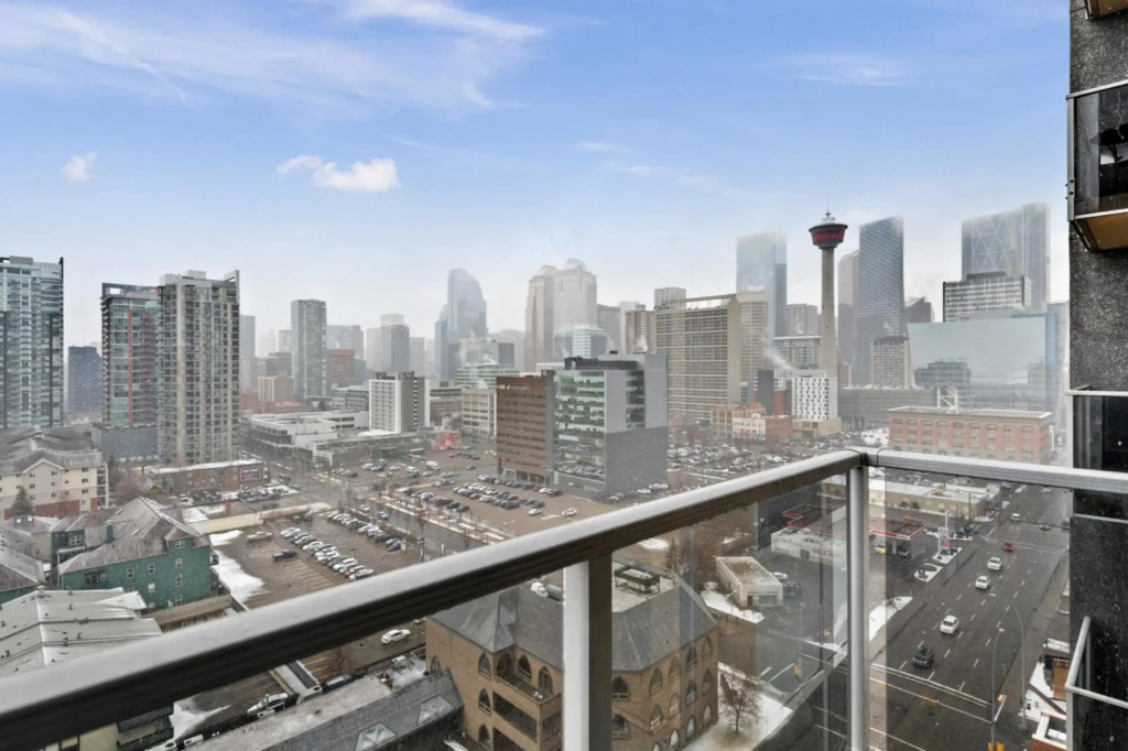 Modern DT Condo Balcony Parking Gym Hot Tub