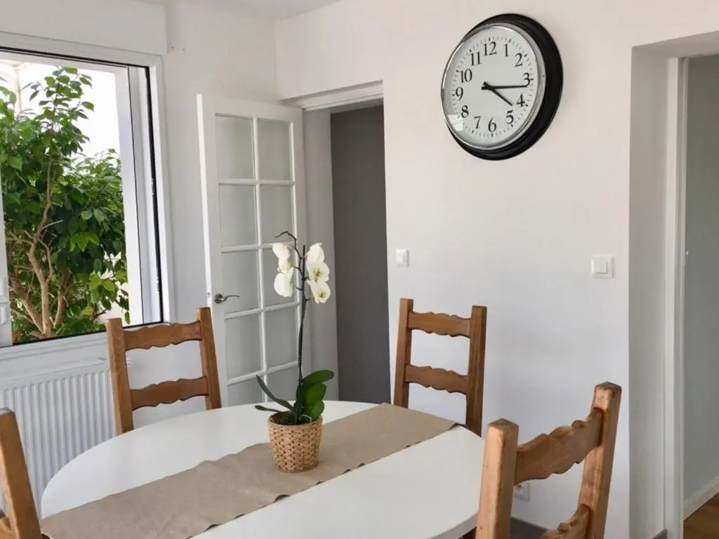 Maison Rénovée 5 Chambres, WiFi, Parking, à 800m du Marché et 1km Plage - FR-1-92-891
