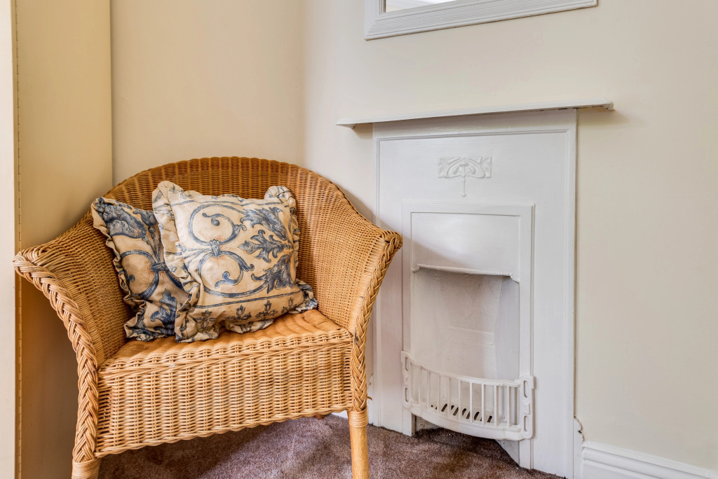 Spacious 1-Bedroom Flat with garden & free parking