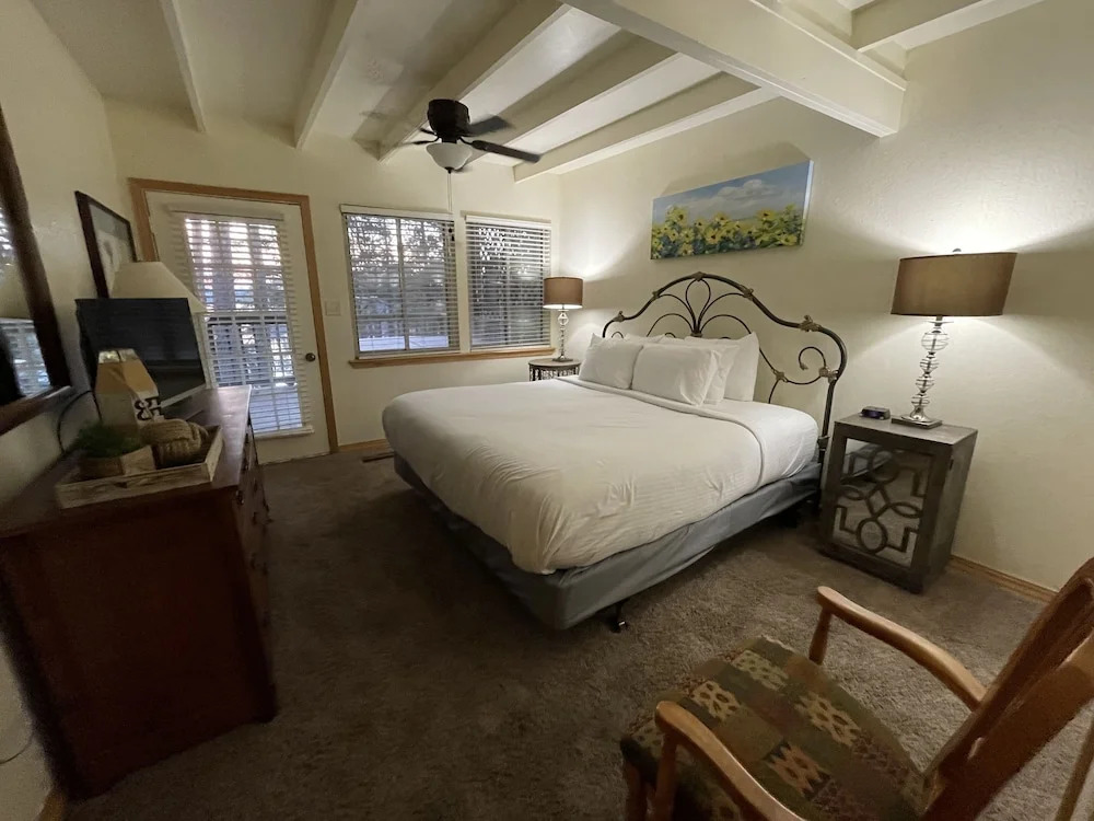 C4 - Mountain Harbor two bedroom Lodge cottage