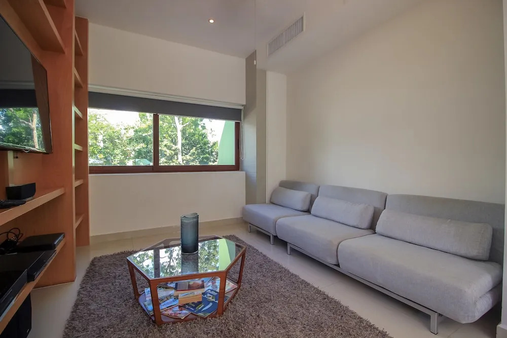 Stylish Modern Loft Lovely Furnished Balcony w Sunbed Jungle View