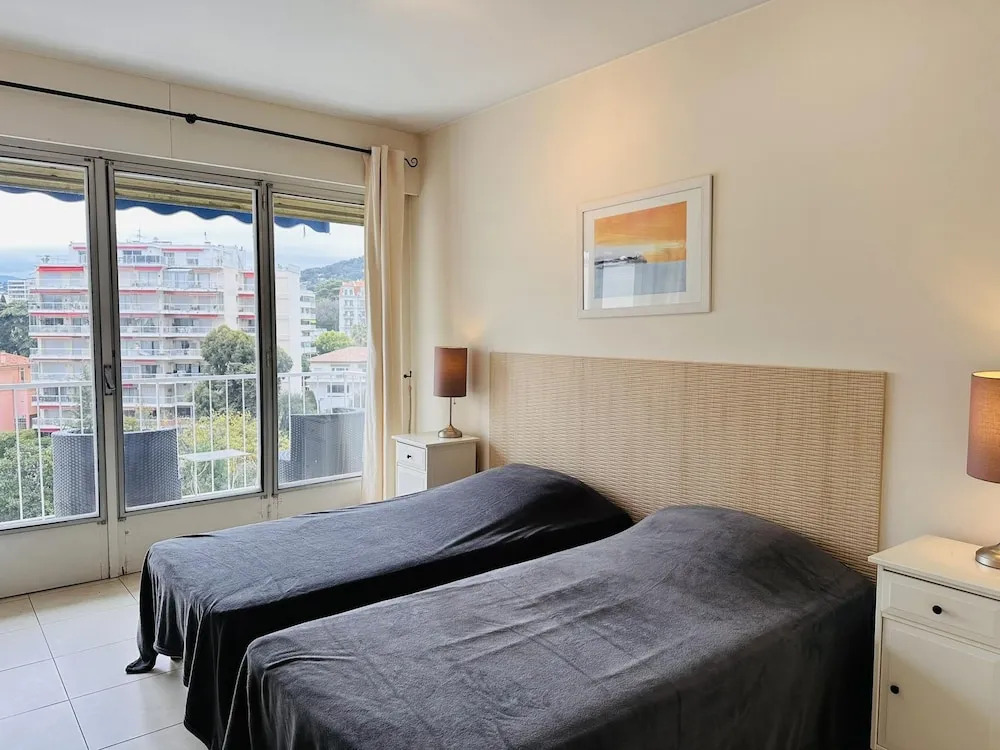 Two Bed Apt in the Center of Cannes - 2229