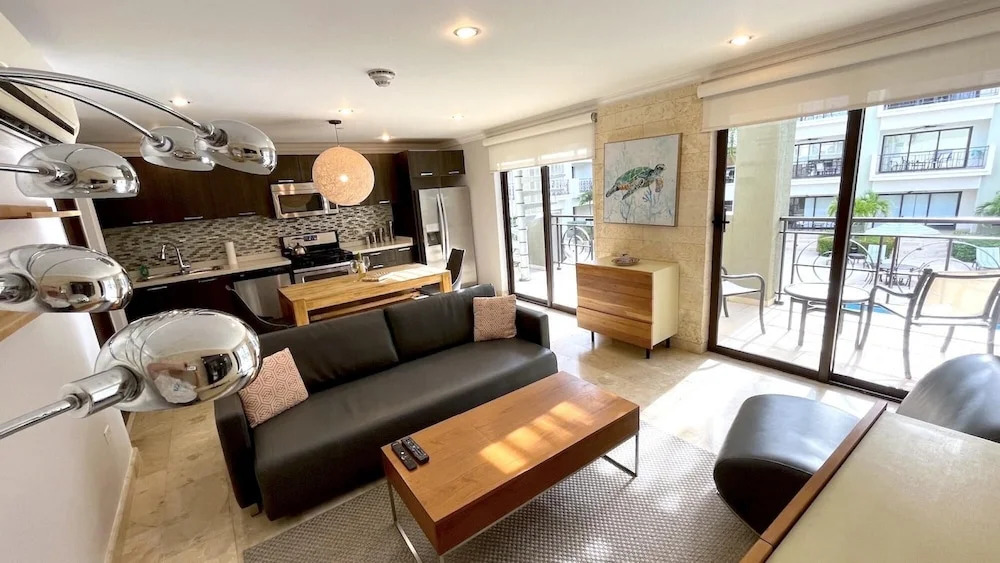 Unique 2BR Penthouse w Privaterooftop Palmbeach