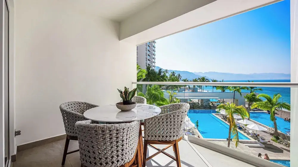 Oceanfront 1BR with Balcony & Pool