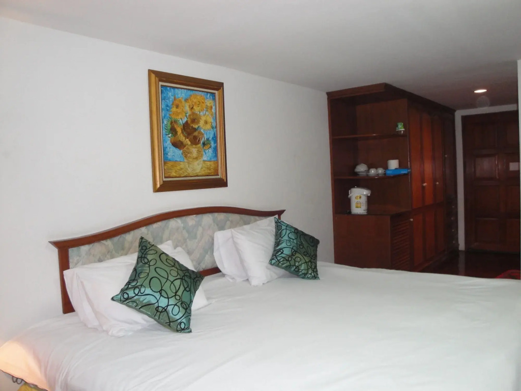 Interchange Tower Serviced Apartment - SHA Extra Plus