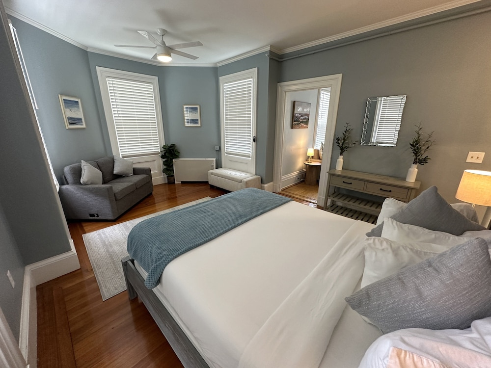 Spacious Suite 1 Bed/ 1 Bath/ Pullouts Sofas - Unit 5 1 Bedroom Apts