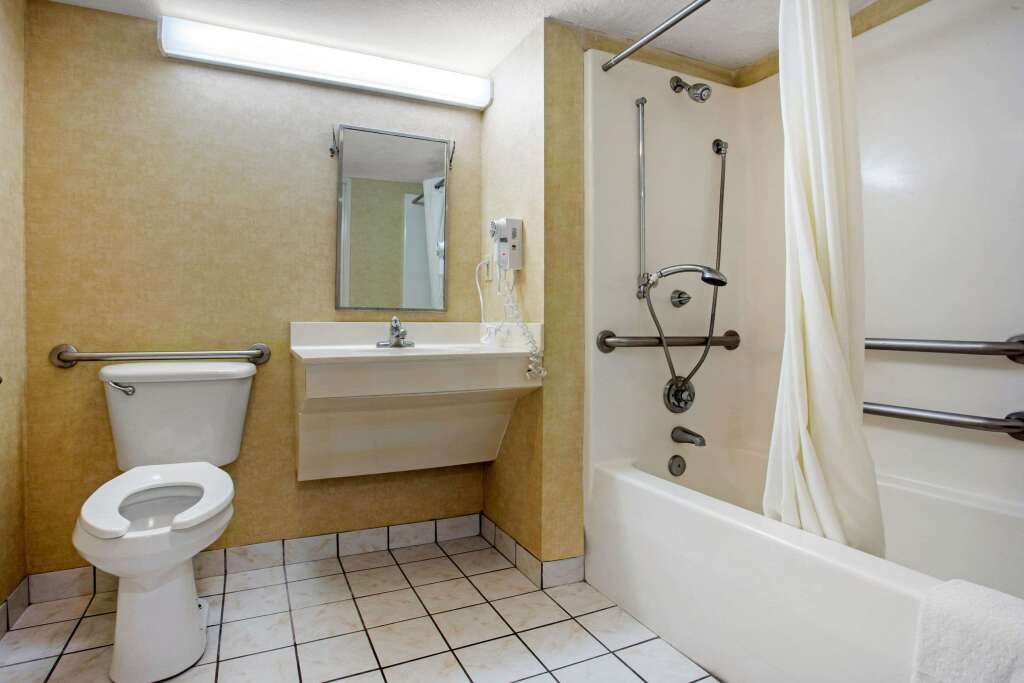 Rodeway Inn & Suites near Outlet Mall - Asheville