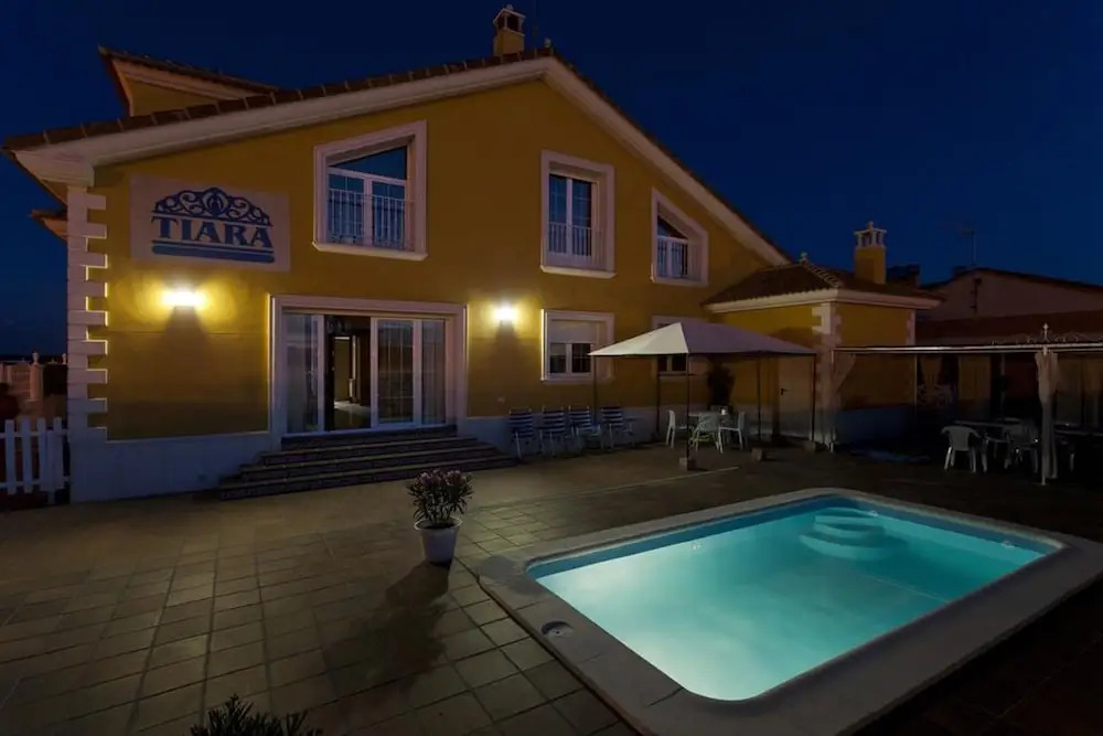 House With 6 Rooms in Nava de la Asunción, With Private Pool, Terrace, Enclosed Garden and Wifi