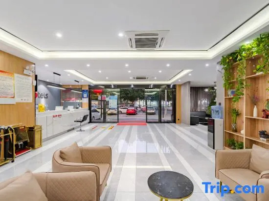 Junyi Hotel (Huaibin Mobile Building Store)