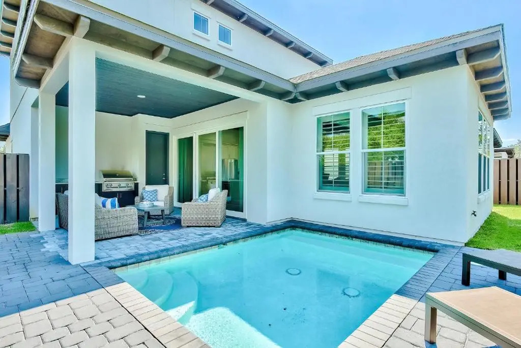 Private Pool-Grill! Walk to Beach-Restaurants - 2 Master Bedrooms!