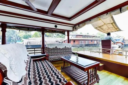 Oyo 25089 Gold River Indraprastha Houseboat