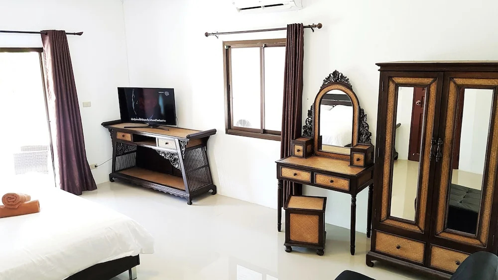 IZZYLAND Luxury Pool Villa Pattaya Walking Street