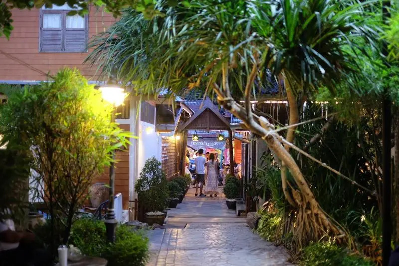 RoomQuest Amphawa Floating Market