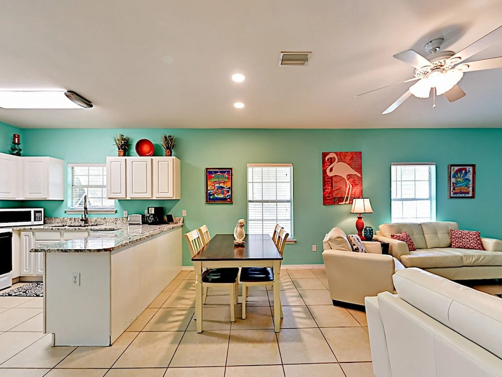 Natures Haven - Updated W/ Pool & Lake 3 Bedroom Condo
